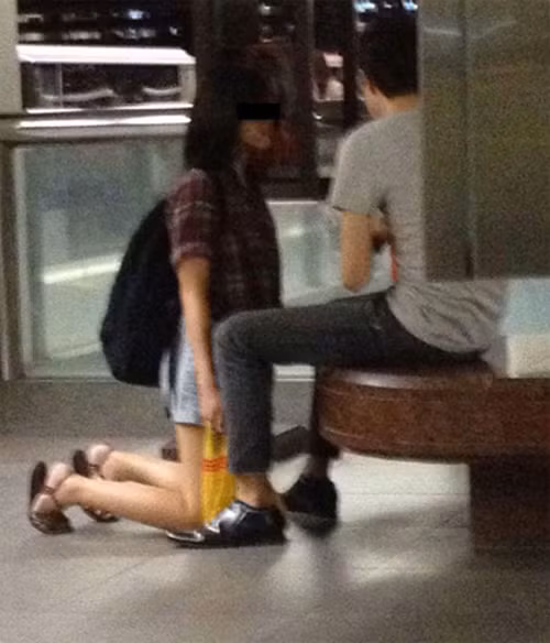 Năm 2012, tại trạm tàu điệm ngầm Woodlands, Singapore, xuất hiện cô gái quỳ trước bạn trai. Theo những người chứng kiến thì cặp đôi này cãi nhau và chàng trai đã tát cô gái khiến cô phải quỳ xuống xin lỗi. Cô vừa ôm má khóc, vừa liên tục nói xin lỗi nhưng anh chàng này vẫn làm ngơ.