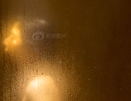 Mối quan hệ tình cảm rơi vào bế tắc khiến cô gái trẻ Keke buồn bã thả mình dưới vòi hoa sen khi chỉ có vài tiếng nữa là trời sáng.