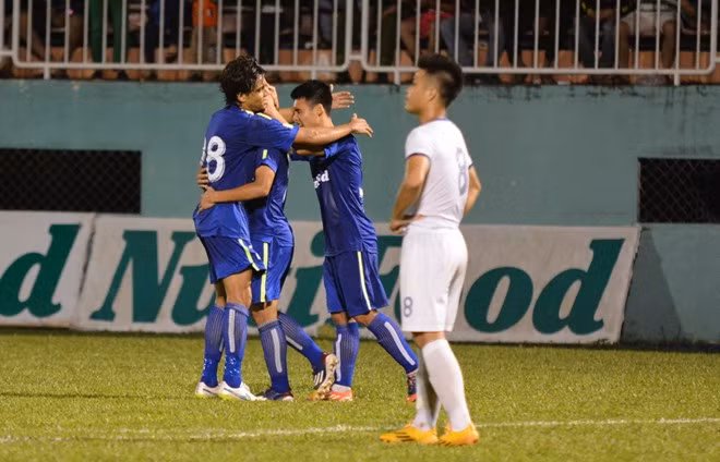 Hồng Duy khai thông thế bế tắc cho HAGL phút 43.