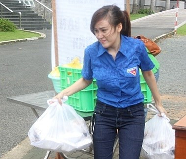 Cô đã đội mưa đi từ thiện suốt mùa thi đại học, cao đẳng 2014.