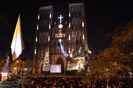 Còn tại Hà Nội thì các bạn trẻ chọn nhà thờ Lớn Hà Nội để tìm kiếm không khí Giáng Sinh.