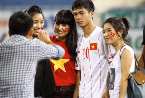 Trong giải đấu của U19 Việt Nam được tổ chức ở sân Mỹ Đình, nhiều bóng hồng đã chờ đợi rất lâu để được chụp một tấm ảnh với Công Phượng. Ảnh: VTC.