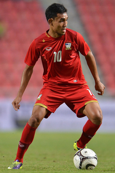 Teerasil Dangda (Thái Lan): Sau thời của những Kiatisak hay Thonglao thì Thái Lan sống bằng tài năng của Teerasil Dangda. Với kỹ thuật và khả năng sút hai chân như một, Teerasil Dangda là nỗi khiếp sợ của những thủ môn khi đối đầu với anh. Ảnh: zimbio.com.