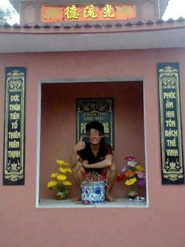 Không chỉ chụp ảnh cạnh mộ, các bạn trẻ vô ý thức còn nhảy vào hẳn điện thờ, sau bát hương rồi chụp ảnh với những kiểu tạo dáng quái gở.