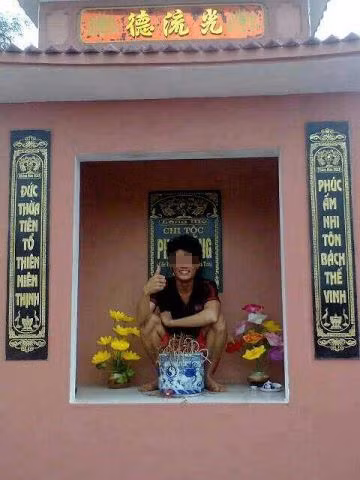 Không chỉ chụp ảnh cạnh mộ, các bạn trẻ vô ý thức còn nhảy vào hẳn điện thờ, sau bát hương rồi chụp ảnh với những kiểu tạo dáng quái gở.