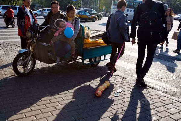 Thu hút sự tò mò của người đi đường.