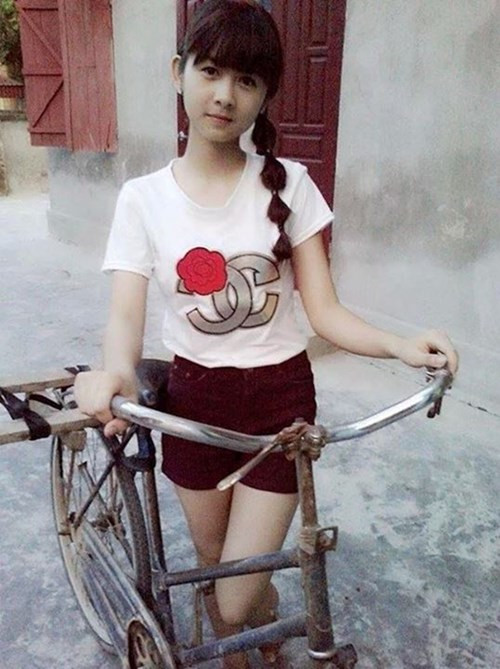 Quần áo, đầu tóc và gương mặt baby của nữ sinh xinh đẹp không hề ăn nhập với chiếc xe đạp cà tàng nhưng lại nhận được nhiều lượt like và chia sẻ. Có lẽ cũng vì sự tương phản đó.