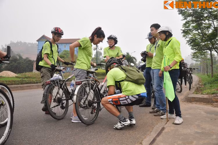 Dù mới gặp nhau lần đầu nhưng các thành viên trong đoàn luôn sẵn sàng giúp đỡ nhau bất kể những lúc gặp trục trặc, khó khăn trên đường.