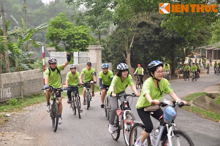 Các thành viên vui vẻ, phấn khởi khi về tới đích là cổng Vườn quốc gia Tam Đảo.