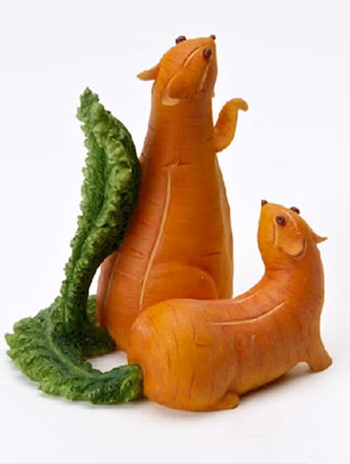 Những con sóc được tạo thành từ củ cà rốt.