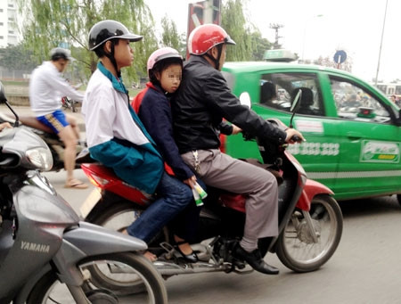 Trẻ em bây giờ, dù lớn hay nhỏ đều phải bố mẹ đưa đi.