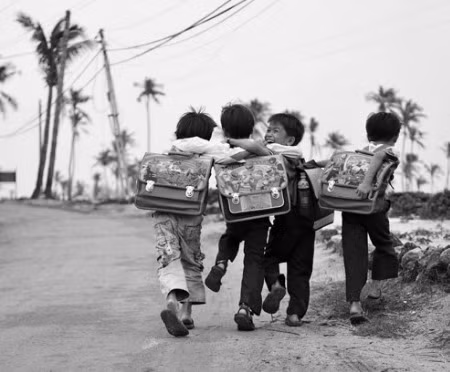 Trẻ em thời xưa đi học quàng vai bá cổ, chia sẻ những câu chuyện thú vị trên lớp ở nhà rất vui vẻ.