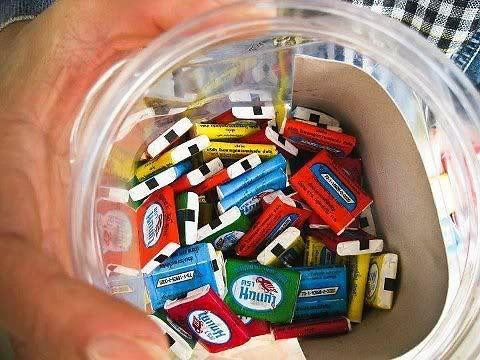 Những chiếc kẹo cao su có hình xăm độc đáo là món ăn ưa thích một thời.