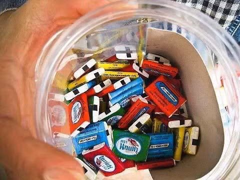 Những chiếc kẹo cao su có hình xăm độc đáo là món ăn ưa thích một thời.