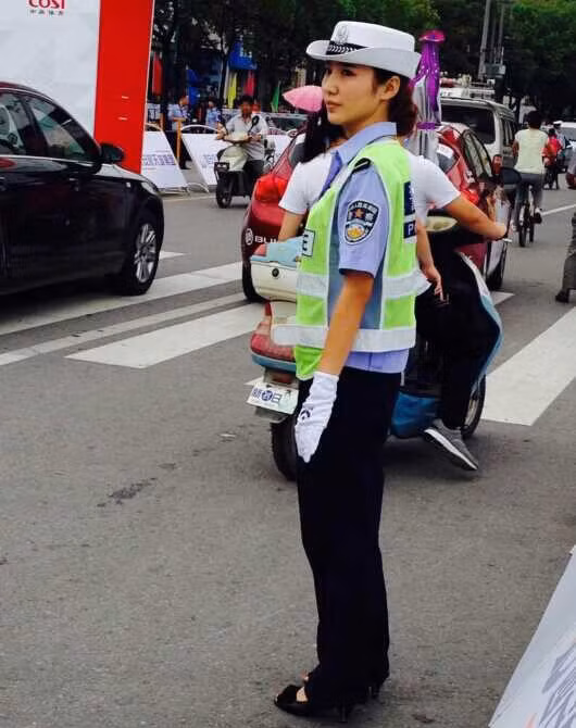 Rất nhiều những lời tán thưởng vẻ đẹp và nụ cười tươi tắn khi làm nhiệm vụ của cô, thậm chí có người còn "xót" khi một bông hoa xinh đẹp như cô lại phải đứng giữa đường làm nhiệm vụ nhọc nhằn và đầy bụi bặm này: "Cô ấy thật xinh đẹp, chỉ cần mỗi ngày nhìn thấy cô ấy tôi sẽ chấp hành giao thông thật tốt và chào hỏi cô ấy", "Xinh quá, nhưng liệu cứ đứng ngoài đường thế này thì cô ấy sẽ bảo trì nhan sắc được bao lâu?"...