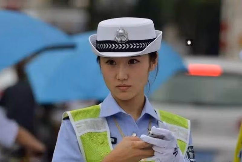 Theo những thông tin trên mạng, nữ cảnh sát này đang công tác tại Thiểm Tây, Trung Quốc. Những hình ảnh này được một "người hâm mộ" chụp lại và đăng tải trực tuyến.