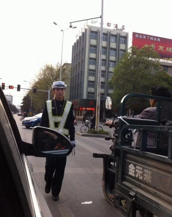 Một số hình ảnh duyên dáng khác được cư dân mạng tán dương của nữ cảnh sát giao thông khi đang làm nhiệm vụ.