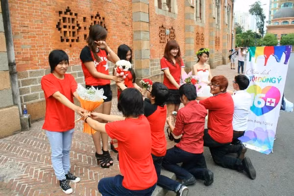 Giây phút xúc động, hạnh phúc của các cặp đôi đồng tính.