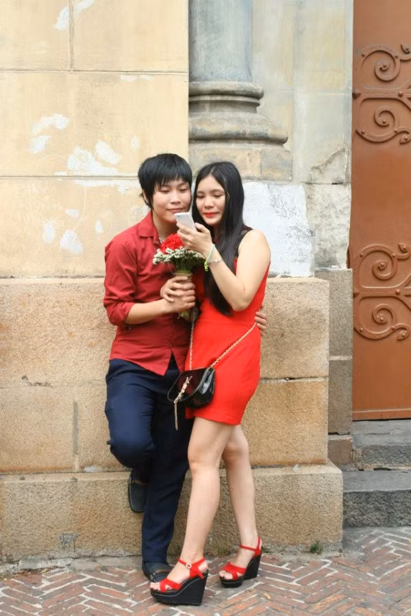 Cặp đôi đồng tính công khai dành cho nhau những cử chỉ, hành động âu yếm.