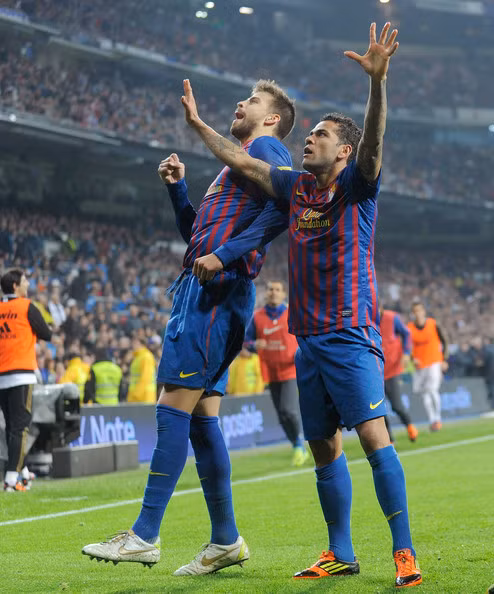 Daniel Alves (1m70): Nhỏ nhưng nguy hiểm đó là Alves. Alves luôn tốc độ bên cánh và bất ngờ với những pha lật cánh. Đặc sản của anh là những pha sút bóng từ xa rất có lực. Ảnh: Zimbio.com.