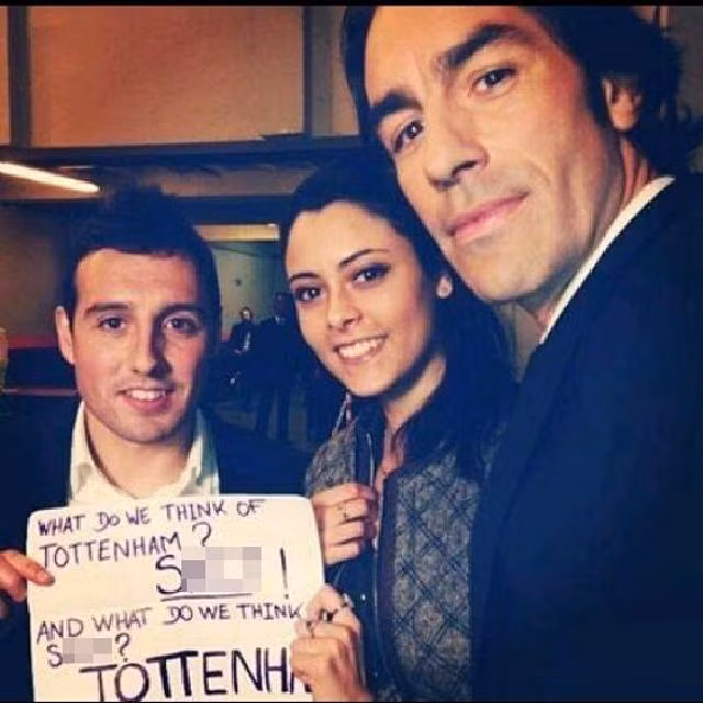 Sau trận đấu với Tottenham, Robert Pires và người đàn em là Santi Cazorla đã tự sướng với những dòng chữ tục để châm biếm các cầu thủ Tottenham. Sau đó, bức ảnh này lan truyền trên mạng xã hội, các CĐV Tottenham tỏ ra rất phẫn nộ và đòi công bằng.