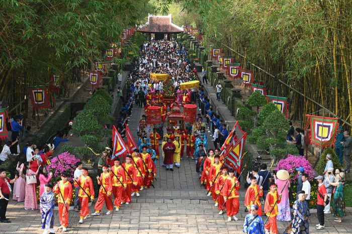 TP.HCM dang le Hung Vuong va Duc Le Thanh hau Nguyen Huu Canh-Hinh-2