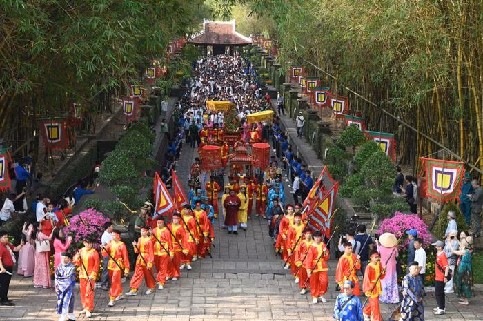 TP.HCM dang le Hung Vuong va Duc Le Thanh hau Nguyen Huu Canh-Hinh-2