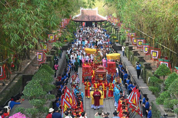 TP.HCM dang le Hung Vuong va Duc Le Thanh hau Nguyen Huu Canh-Hinh-6