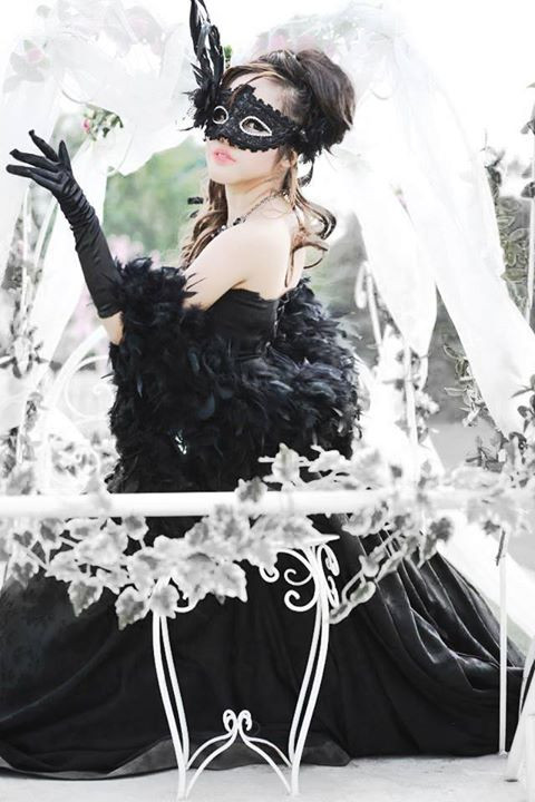 Nàng Juliet giấu mặt chờ đợi Romeo đến đón.