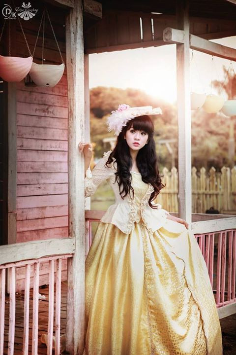 Bá tước tiểu thư xinh đẹp đang đợi chờ người thương.