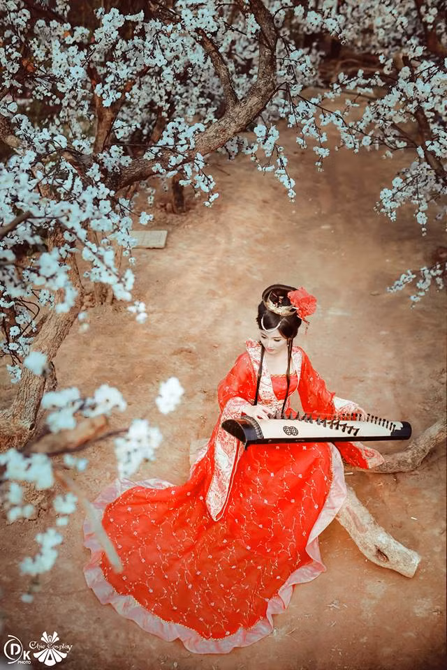 Mỹ nữ lướt những ngón tay thon dài trắng trẻo dạo đàn.