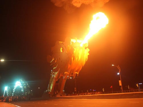 Mang thân hình của con rồng bay trên sông Hàn, thân uốn lượn, đầu ngẩng cao đầy kiêu hãnh, cầu Rồng đã tốn không ít mực của báo chí nước ngoài để ngợi ca cây cầu này. Cứ đúng 21h tối, cầu Rồng sẽ có màn phun nước và phun lửa rất độc đáo. Chính màn phun nước và lửa này là điểm nhấn của cầu Rồng.