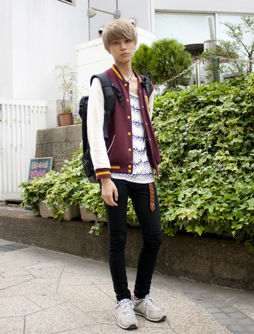 Phong cách ăn mặc của Batusing Takaaki cũng rất khác biệt.