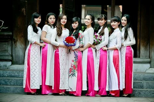 Tình bạn được tô thắm thêm cùng những tà áo dài.