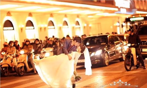 Cặp Thành Luân và Phương Thúy đã thực hiện một bộ ảnh cưới độc đáo khi mạo hiểm hôn nhau giữa ngã tư trong 45 giây đèn đỏ trước sự chứng kiến của người đi đường.