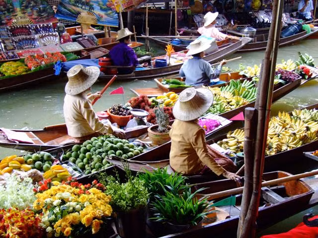 Khu chợ nổi trên hồ Inle, Myanmar trước đây họp 5 ngày một lần và địa điểm tập hợp thường không cố định, mỗi lần họp chợ sẽ ngẫu nhiên chọn một địa điểm ở một khu khác nhau trên hồ. Chợ nổi Inle buôn bán khá đa dạng các mặt hàng, từ hoa quả, nước uống đến bát đũa, đồ gia dụng... Ngày nay để tạo điều kiện và thu hút khách du lịch đến tham quan nhiều và ổn định, chợ đã họp cố định hơn.