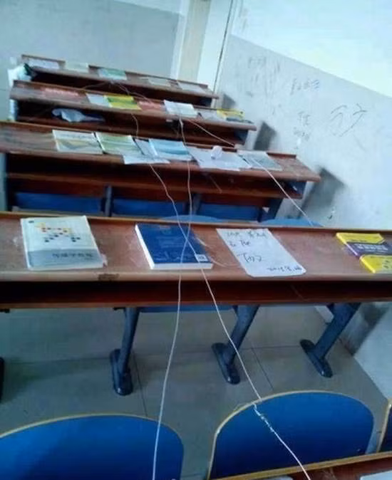 Ngoài việc "đặt gạch" các sinh viên còn nghĩ ra chiêu "giăng bẫy" để phòng các "đối thủ" chiếm chỗ của mình.