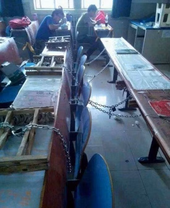 Tại một trường đại học có bậc đào tạo sau đại học tại Tế Nam, Trung Quốc, các phòng học luôn chật cứng học viên. Chính vì thế, các sinh viên đã cố gắng tìm ra phương pháp để có thể giữ một chỗ ngồi ổn định trong lớp học và đã đẩy tình hình lên mức phải "chiến đấu" để có thể có chỗ ngồi học.