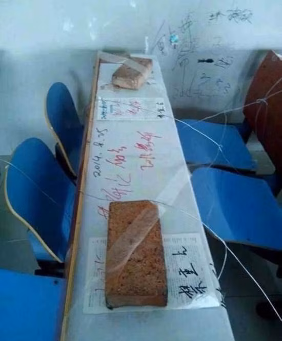 Các loại bẫy, gạch ngói, băng dính được đặt trên một tờ giấy ghi họ tên của người đã đặt chỗ, thông báo rằng chỗ ngồi đã có chủ.