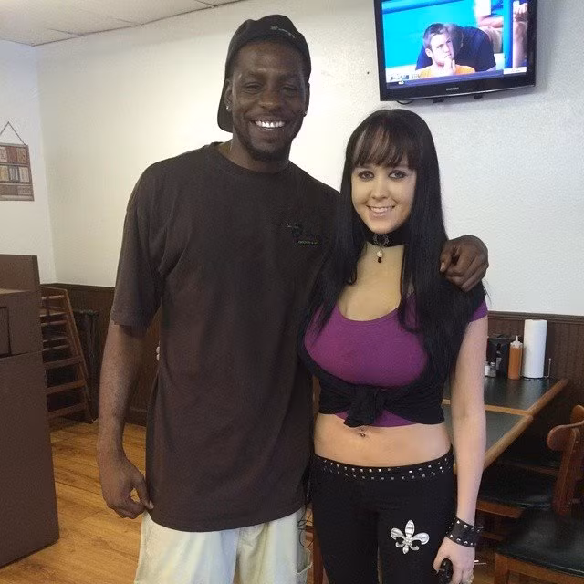 Để có thể thực hiện ca phẫu thuật này, các bác sĩ đã phải lấy da từ bụng cô, dùng silicon để làm bầu ngực thứ 3 có kích cỡ là C này. Vòng một ban đầu của cô cũng đã được nâng lên, hiện tại có cỡ D. Jasmine hi vọng sau này có thể khiến 3 bầu ngực của mình cùng một cỡ.