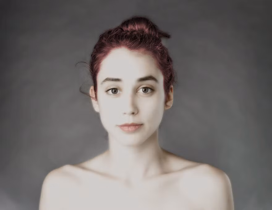 Còn khi hóa thân thành thiếu nữ người Đức thì Esther giống như một nàng thơ chính hiệu với làn da mong manh trong suốt.