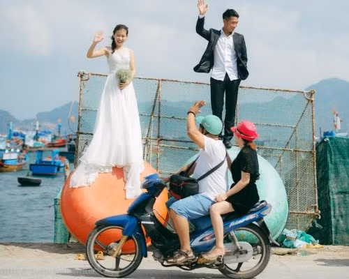 Giây phút nhí nhảnh của cô dâu, chú rể.