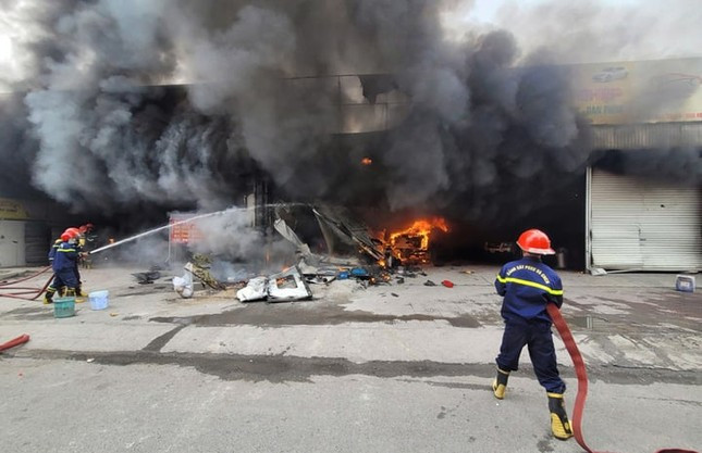 Đến gần 11h cùng ngày, đám cháy đã cơ bản được khống chế. Tại hiện trường, lửa đã thiêu rụi đồ dùng, trang thiết bị, máy móc và làm hư hại nhiều ô tô đang đỗ trong gara. Rất may không có thiệt hại về người.