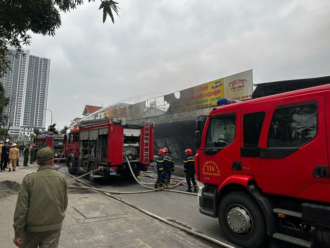 Ngay sau khi nhận được tin báo, Phòng Cảnh sát phòng cháy, chữa cháy và cứu nạn, cứu hộ, Công an tỉnh Quảng Ninh đã phối hợp với Công an TP Hạ Long huy động 3 xe chữa cháy cùng 2 xe cấp nước đến hiện trường cùng người dân dập lửa.