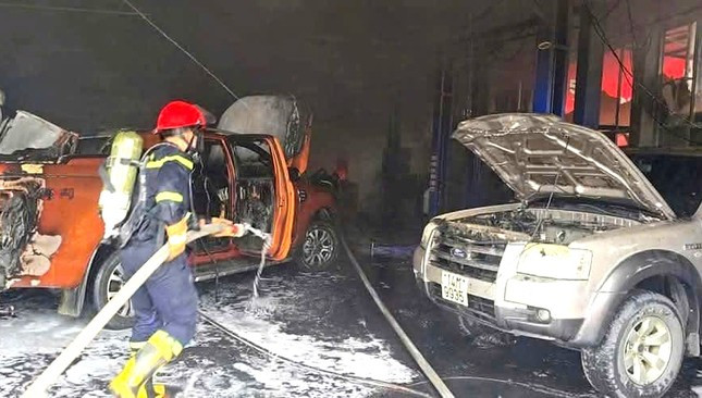 Anh B.V.C. (trú xã Hoành Bồ, TP Hạ Long), chủ chiếc ô tô bị cháy cho biết, khi đám cháy bùng phát, anh cùng mọi người cố gắng di chuyển xe ra ngoài nhưng không kịp.