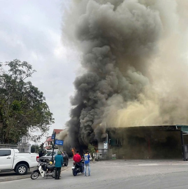 Chiều 25/12, ông Nguyễn Hải Ngọc, Chủ tịch UBND phường Cao Xanh (TP Hạ Long, Quảng Ninh) cho biết, vụ cháy xảy ra vào khoảng 10h cùng ngày tại gara ô tô Auto agroup Cao Xanh. 