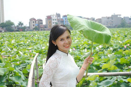 Đầm sen Hồ Tây và những dịch vụ ăn theo hậu cảnh chụp sen lại được dịp "hái ra tiền".