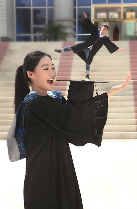 Họ bày tỏ sự ngưỡng mộ đối với cặp đôi hạnh phúc này và chúc phúc cho cặp đôi sẽ thêm bền chặt sau khi ra trường.