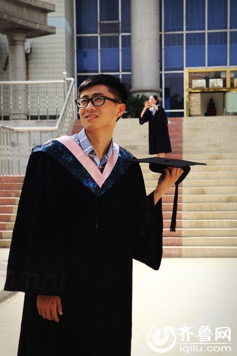 Những bức ảnh tạo dáng kiểu người thu nhỏ này tuy không còn mới mẻ với các bạn trẻ nhưng nó lại trở nên dễ thương hơn rất nhiều đối với cặp đôi này.