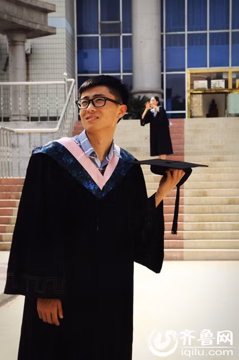 Những bức ảnh tạo dáng kiểu người thu nhỏ này tuy không còn mới mẻ với các bạn trẻ nhưng nó lại trở nên dễ thương hơn rất nhiều đối với cặp đôi này.